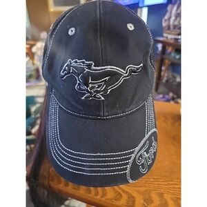BLACK MUSTANG HAT WITH DARK SILVER-GRAY RUNNING HORSE LOGO ON FRONT